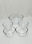 Jogo de travessa redonda funda com 4 cumbucas em vidro trabalhado. Medindo o bowl 17cm x 7cm de altura, cumbuca 10cm x 4,5cm de altura.