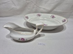 BARÃO DO RIO BRANCO - Conjunto de travessa oval funda e molheira em porcelana, floral. Medindo a molheira 18cm x 9cm de altura, travessa 29cm x 21cm x 6,5cm de altura. Contém bicados.