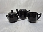 Jogo de servir chá, café com 3 peças em porcelana, preto. Medindo o bule 10cm de altura.