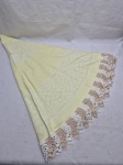 Linda toalha de mesa amarela redonda com barra em crochê. Medindo 65cm de diâmetro. Com marcas de guardado.