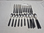 Faqueiro com 24 peças em aço inox com pega em resina. Composto de 6 garfos de mesa, 6 facas de mesa, 6 colheres de sopa e 6 colheres de sobremesa.
