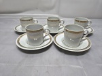 Schmidt - Jogo de 5 xícaras de café em porcelana com guirlanda ouro. Medindo 5cm x 5cm de altura.
