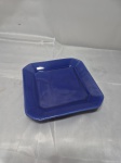 Travessa quadrada em porcelana Weiss vitrificada azul cobalto. Medindo 19,5cm x 19,5cm.
