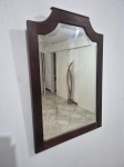 (26BI00251)  - Espelho retangular de parede em vidro, madeira, bisotado. No estado. Medindo 69cm x 47cm. Contém manchas.