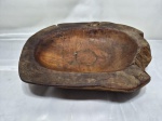 Centro de mesa, gamela em madeira rústica, feito sob tronco. Medindo 39cm x 29cm x 11,5cm de altura.