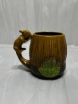 Linda caneca em porcelana com pega na forma de coelho. Medindo 7cm x 10cm de altura. Com leve restauro na orelha.