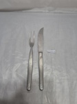 HERCULES - Garfo trinchante e facão em aço Inox, Riscado. Monogramado " MG". Medindo o garfo 26cm de comprimento, faca 29cm de comprimento.