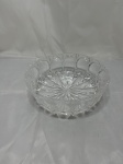Centro de mesa, bowl em vidro ricamente moldado. Medindo 20,5cm x 7cm de altura.