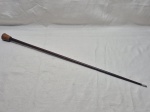 Chicote/Tala de Hipismo Comemorativo "Campeonato Hípico Brasileiro", em madeira escura com ponteira em metal prateado. Medindo 71cm de comprimento.