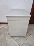 (26BI00293)  - Gaveteiro, arquivo com 3 gavetas em madeira. Possui chave. Medindo 60cm x 4,5cm x 60cm de altura.