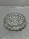 Cinzeiro redondo em grosso vidro ricamente moldado. Medindo 18cm x 5cm de altura.