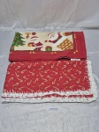(26BI00839) NATAL - Lote de 2 toalhas quadradas, motivos natalinos. Medindo 78cm x 78cm e 70cm x 65cm.. Contém marcas de uso.