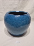 Cachepot bojudo em cerâmica vitrificada. Medindo 15cm de boca x 18cm de altura.