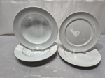 GERMER - Jogo de 4 pratos em porcelana. Sendo 2 de sobremesa e 2 fundos. Medindo o de sobremesa 22cm de diâmetro, sopa 24cm de diâmetro.