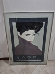 Grande quadro com gravura. Moldura em metal e vidro frontal. Pequeno quebrado. Medindo 108cm x 84cm.
