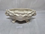 Floreira ou centro de mesa estilo rococó em porcelana. Porcelana alemã branca da tradicional manufatura Ens-Porzellan Volkstedt, ornamentada com relevos, alças voluteadas e pés decorados, apresentando marca e numeração na base. Medindo 20cm x 12cm x 8cm de altura.