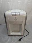 ELECTROLUX - Bebedouro de água para garrafão Electrolux Turbo Acqua, modelo WD20C, com sistema de refrigeração por compressor, opções de água natural e gelada, na cor branca (127V). Leve batida na base. Medindo 33cm x 30cm x 40cm de altura. Funcionando perfeitamente.