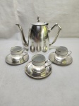 Lote de bule de café com 3 xícaras em porcelana, suporte da xícara, pires e bule em prata 90. Medindo o bule 14cm de altura.