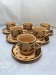 Jogo de 6 xícaras de café em porcelana estampada com grãos de café. Medindo 8,5cm x 8cm de altura.