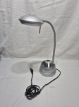 Luminária de mesa articulada com porta trecos na base. Modelo GXH001BF. Funcionando perfeitamente.