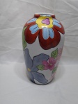 Lindo vaso, floreira bojudo em porcelana estampa de flores. Medindo 16,5cm de altura.