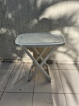 Pequena mesa dobrável em madeira laqueada de branco. Medindo 61cm x 37cm x 73cm, fechada 78cm de comprimento.