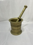 Pilão com pistilo em bronze pesado. Medindo o almofariz 11,5cm x 11,5cm de altura, pistilo 22cm de comprimento.