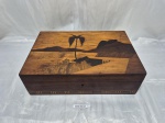 Caixa retangular com chave em madeira, marchetada. Medindo 30cm x 20cm x 10cm de altura.