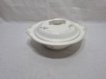 Linda sopeira redonda com 2 alças e tampa em porcelana floral com friso ouro. Medindo 24cm x +cm de altura. Com leve bicado na tampa.