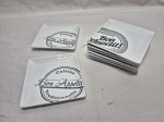 Jogo de 8 pratos quadrados, petisqueiras em porcelana com logo Bom Appetit. Medindo 13cm x 13cm.