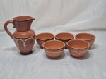 PORTUGAL - Jarra para vinho com 5 copinhos em cerâmica vitrificada, pintado. Medindo a jarra 16,5cm de altura, bowls 9,5cm x 6cm de altura.