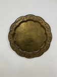 Lindo e grande medalhão em latão dourado com borda trabalhada em relevos. Medindo 80cm de diâmetro.
