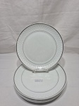 REAL - Jogo de 5 pratos rasos de mesa em porcelana, friso prata. Medindo 24cm de diâmetro.