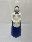 Escultura de dama antiga em cerâmica vitrificada. Medindo 10cm de base x 26cm de altura.