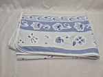 Toalha de mesa retangular azul com flores. Medindo 180cm x 140cm. Peças com marcas de guardado.