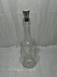 Garrafa licoreira em demicristal lapidado com tampa prata Sterling. Medindo 8,5cm de base x 32cm de altura.