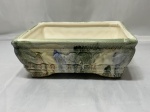 Travessa retangular em porcelana pintada. Medindo 22cm x 16cm x 9cm de altura. Com fio de cabelo.