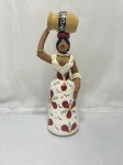 Linda escultura de mulher carregando um vaso em terracota, com policromia. Medindo 21cm de altura.