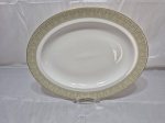 ROYAL DALTON - Travessa oval rasa em porcelana, friso ouro. Medindo 34,5cm x 27cm .