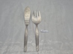 HERCULES - Par de talheres de servir peixe em aço Inox, Riscado. Monogramado " MG". Medindo o garfo 21,5cm de comprimento, faca 24cm de comprimento.