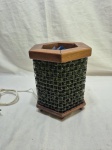 Lindo abajur, luminária de mesa em madeora com bolas de gude. Medindo 20cm x 22,5cm de altura. Necessita de trocar a fiação.