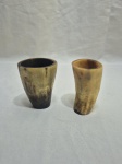 Lote de 2 copos feitos de chifre. Medindo o maior 8,5cm de altura.