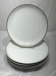 Steatita - Jogo de 6 pratos de mesa em porcelana com friso prata. Medindo 24cm de diâmetro.