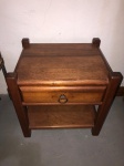 Mesinha de cabeceira com gaveta em madeira . Medindo 49cm x 40cm x 51cm de altura.