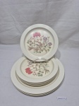 GOYANA - Jogo de 7 pratos em melanina, floral. Sendo 4 de sobremesa e 3 de mesa. Medindo o de sobremesa 19,5cm de diâmetro, mesa 25cm de diâmetro. Contém desgastes.
