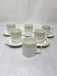 Jogo de 6 xícaras de café com 5 pires em porcelana Renner Medaillon. Medindo 5cm x 5,5cm de altura.