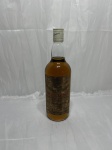 Garrafa antiga de Whisky Escocês Dewar's "White Label" John Dewar & Sons Ltd. Perth Scotland, envelhecida, com rótulo original de época apresentando marcas do tempo e desgaste natural, tampa de metal original lacrada e líquido preservado com bom nível de preenchimento.