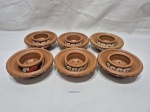 MARAJOARA - Jogo de 6 pequenos cachepots para planta em cerâmica, floral. Medindo 7cm x 3,5cm de altura, 13cm x 4cm de altura.