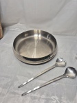 MERIDIONAL EPS - Saladeira redonda com par de talher em aço Inox. Medindo a saladeira 28cm x 6cm de altura.