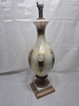 VINTAGE - Lindo abajur bojudo em vidro, pintado. Base metal, necessita de fiação. Medindo 20cm de bojo x 65cm de altura.